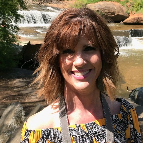 Meet your Posher, Cynthia - Picture 1 of 4